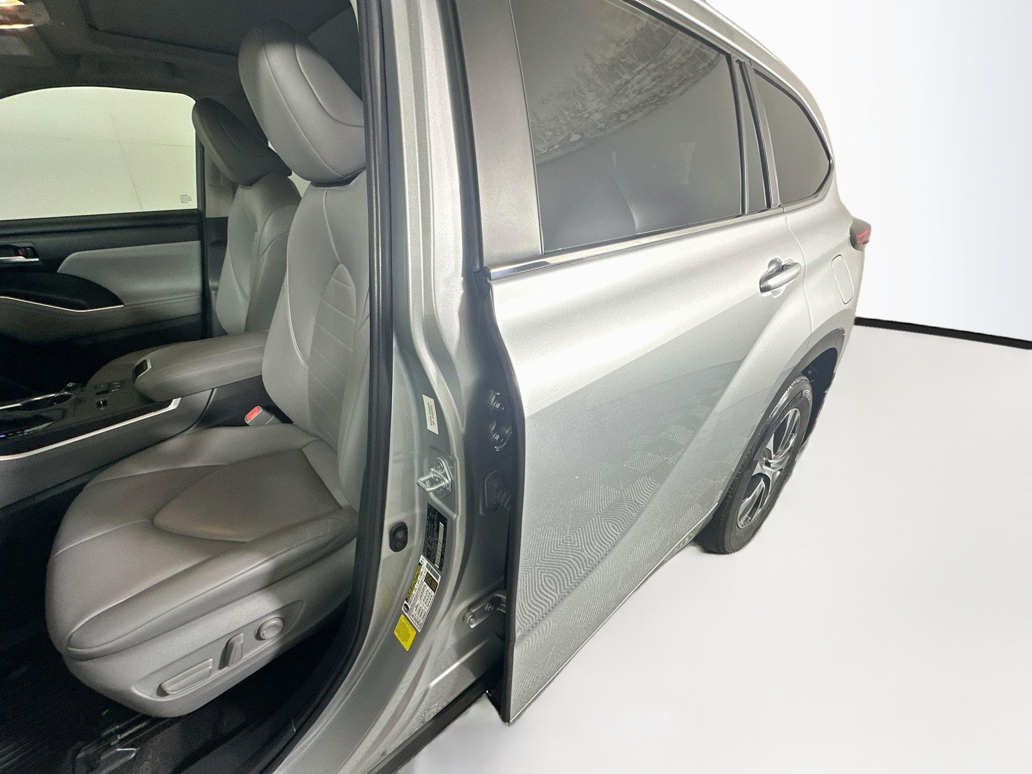 Used 2023 Toyota Highlander XLE FWD image 12