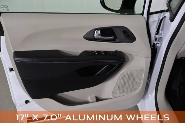Used 2024 Chrysler Pacifica Touring-L FWD image 20