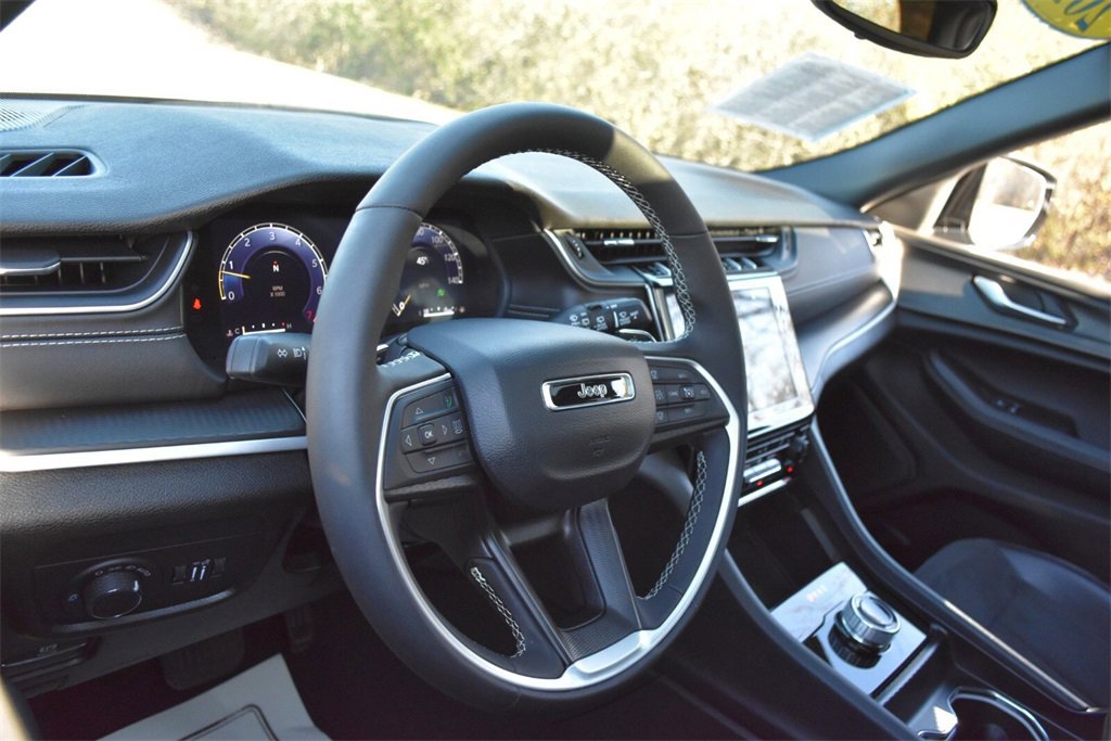 Used 2024 Jeep Grand Cherokee Altitude image 12