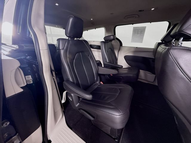 Used 2022 Chrysler Pacifica Touring-L AWD/4WD image 27