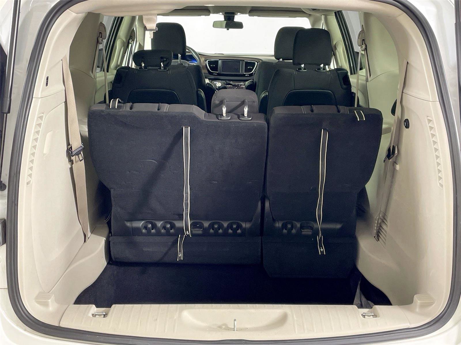 Used 2022 Chrysler Voyager LX image 24