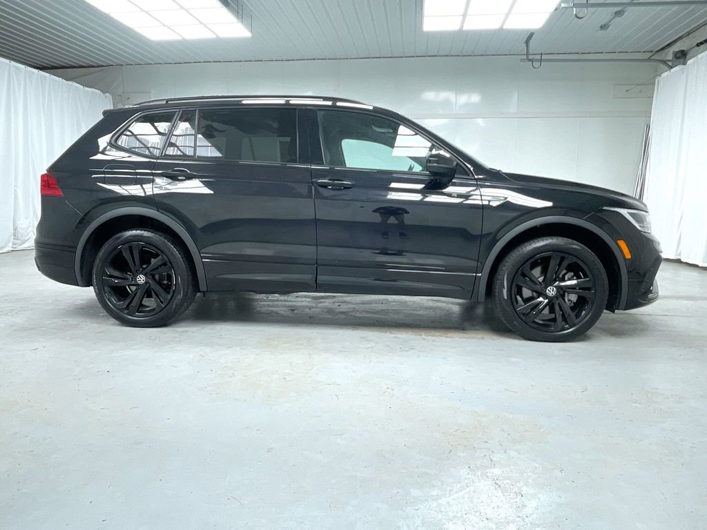 Used 2024 Volkswagen Tiguan SE R-Line image 2
