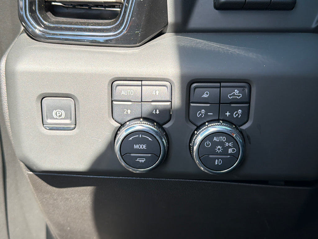 Used 2025 GMC Sierra 3500 AT4 w/ Technology Package AWD/4WD image 31
