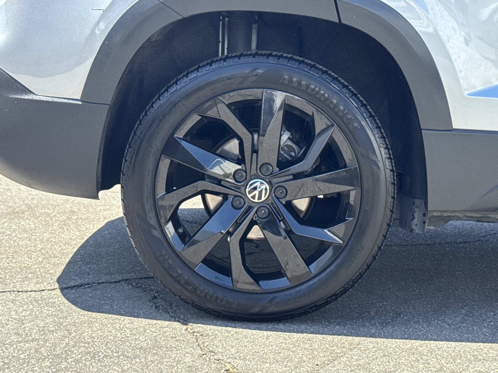 Certified 2023 Volkswagen Taos SE w/ Black Wheel Package FWD image 33