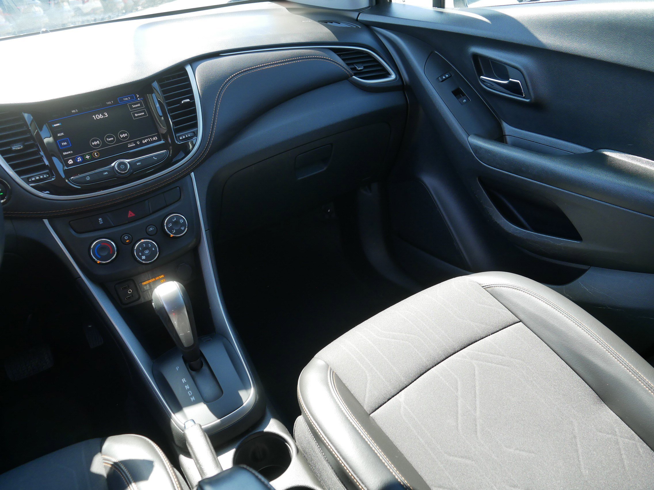 Used 2022 Chevrolet Trax LT w/ LT Convenience Package image 11