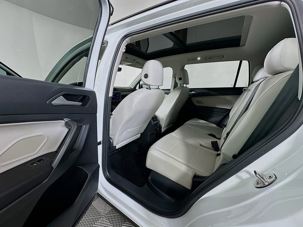 Certified 2021 Volkswagen Tiguan SE w/ Panoramic Sunroof Package image 17