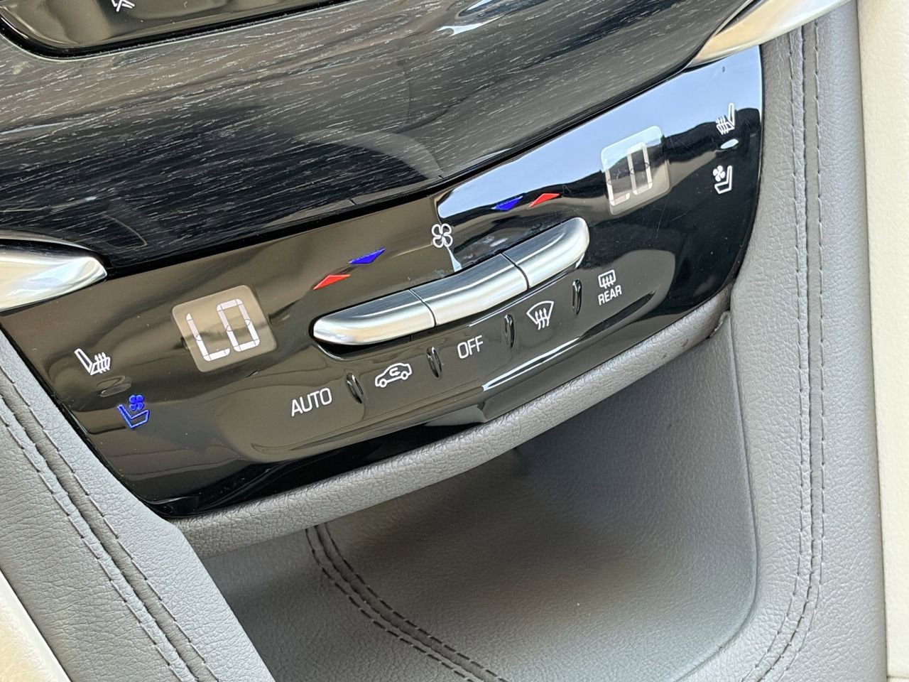 Certified 2023 Cadillac XT6 Premium Luxury FWD image 30