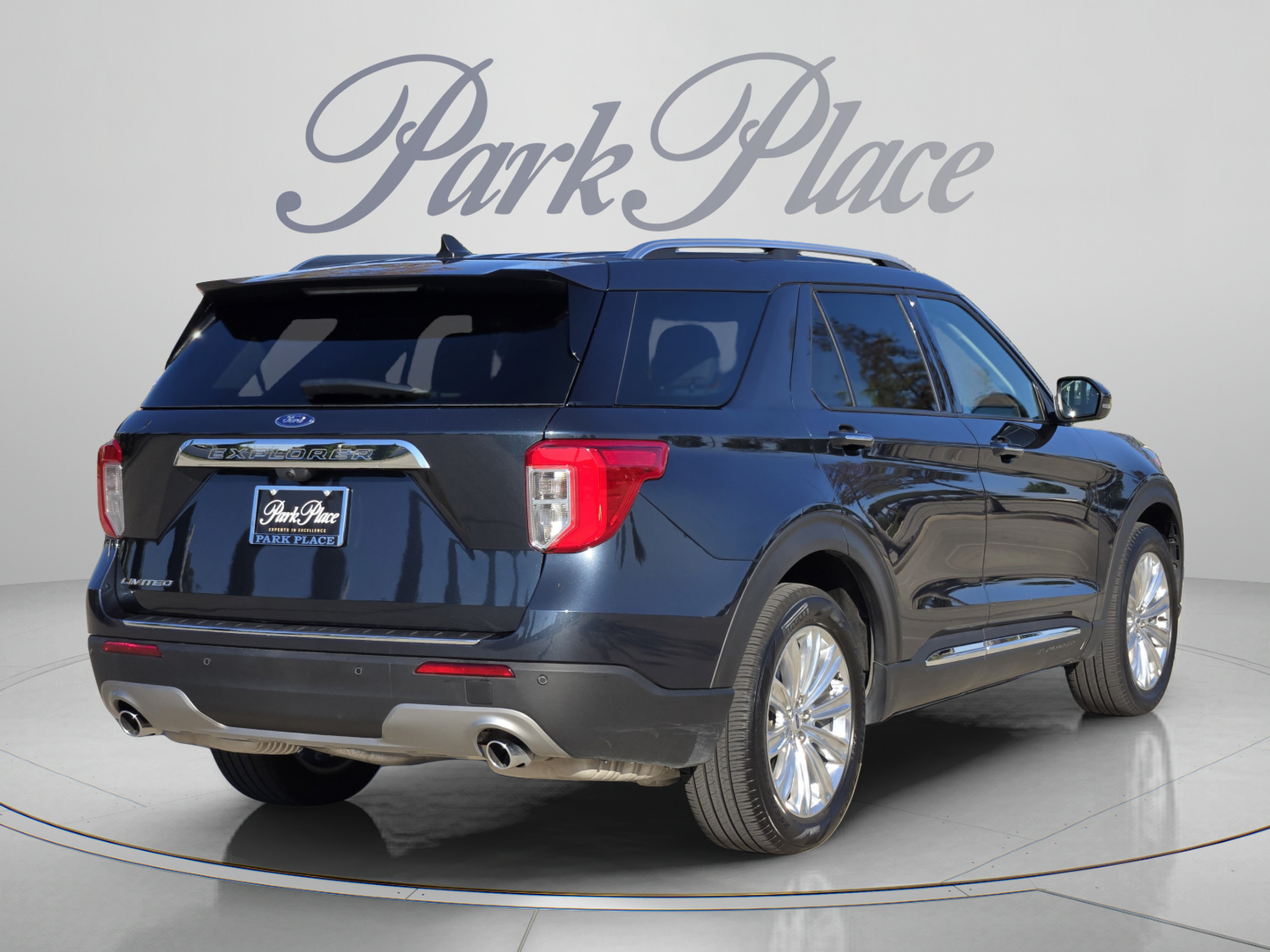 Used 2023 Ford Explorer Limited w/ Limited Technology Package RWD image 4