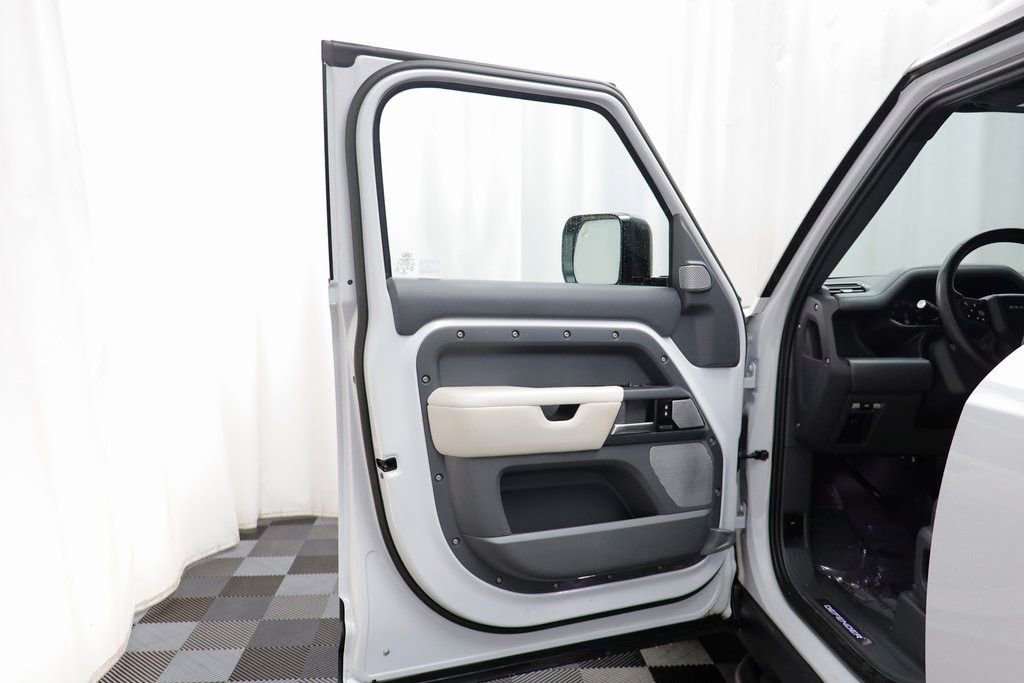 Used 2023 Land Rover Defender 130 X-Dynamic SE image 4