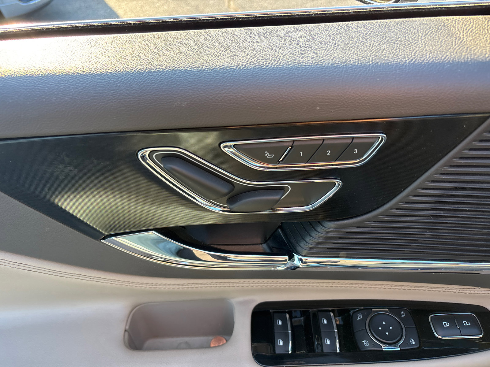 Used 2022 Lincoln Corsair AWD w/ Premium Package image 12
