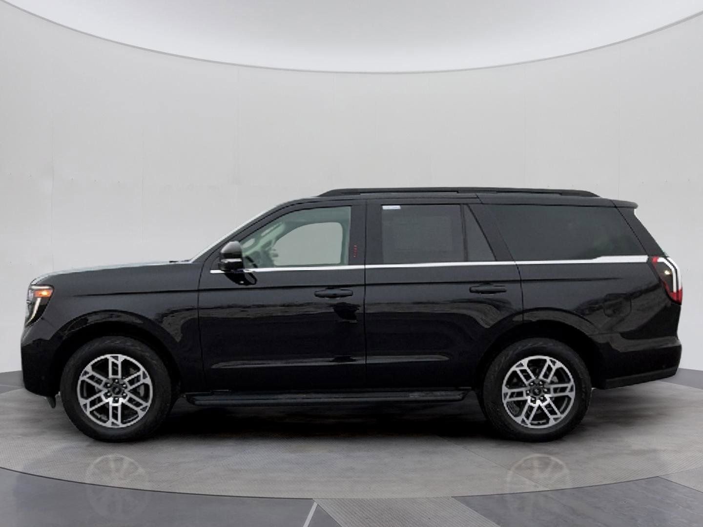 Used 2025 Ford Expedition Active image 2