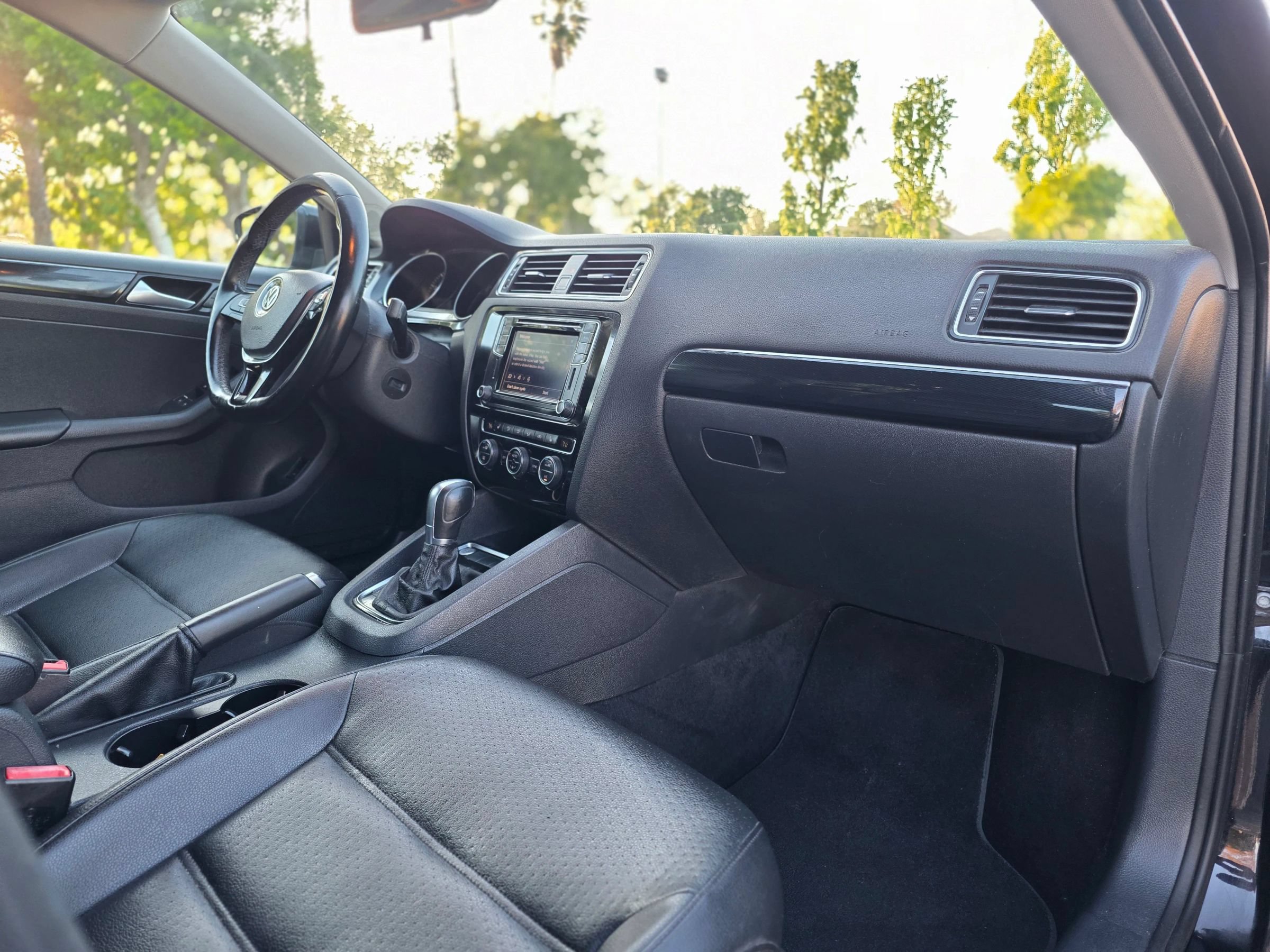 Used 2017 Volkswagen Jetta SEL FWD image 16