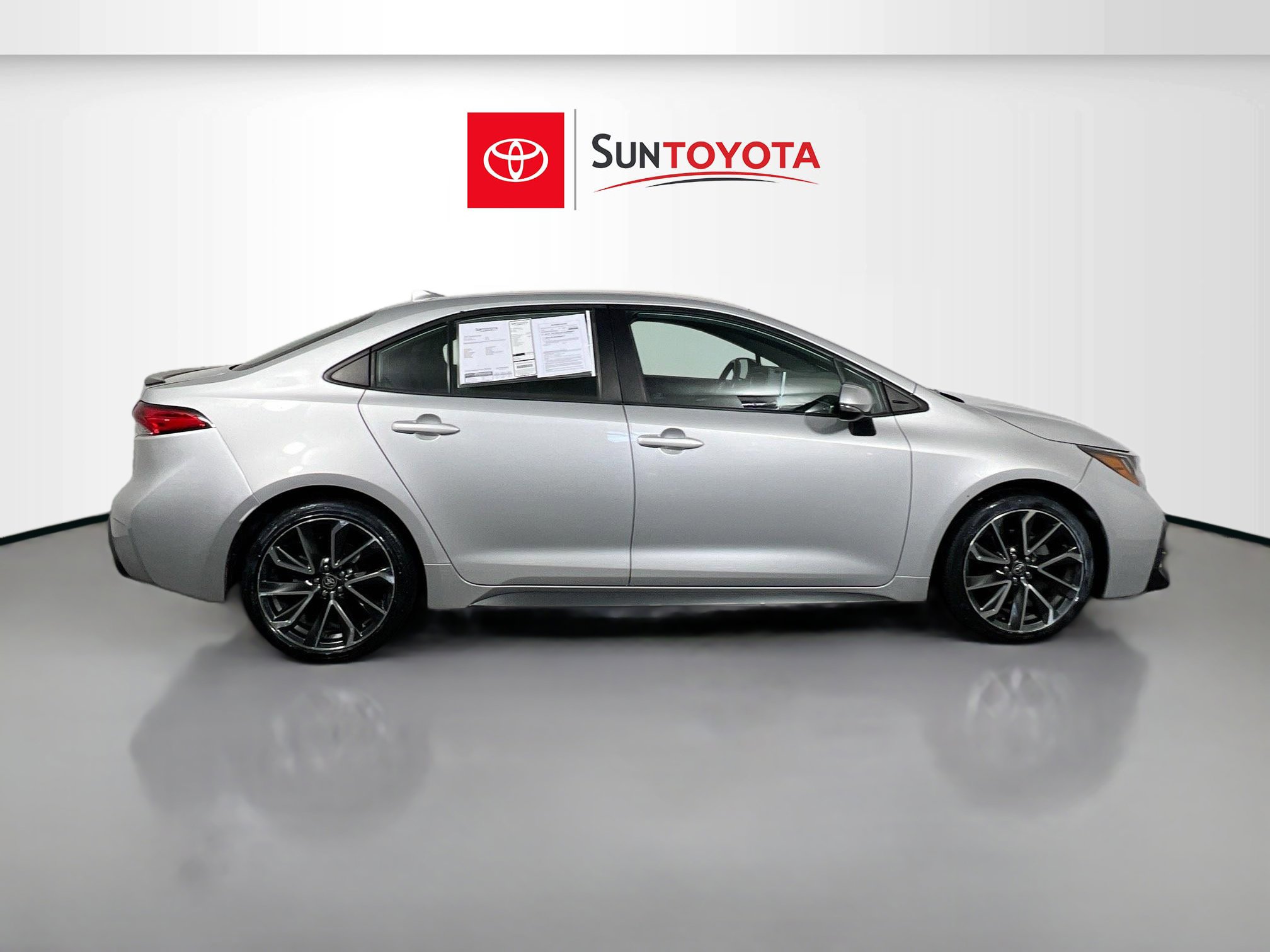 Used 2021 Toyota Corolla SE FWD image 2