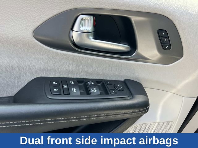 Used 2023 Chrysler Pacifica Touring-L FWD image 32
