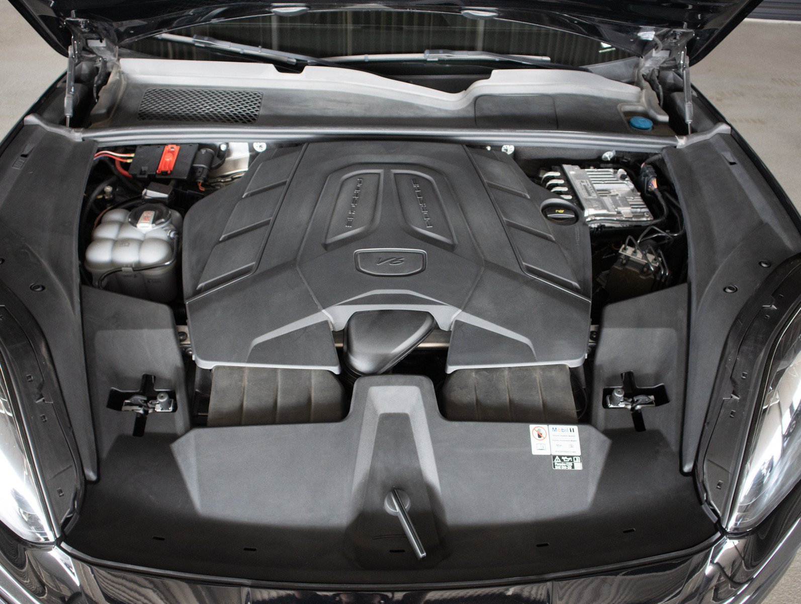 Certified 2024 Porsche Cayenne AWD/4WD image 29