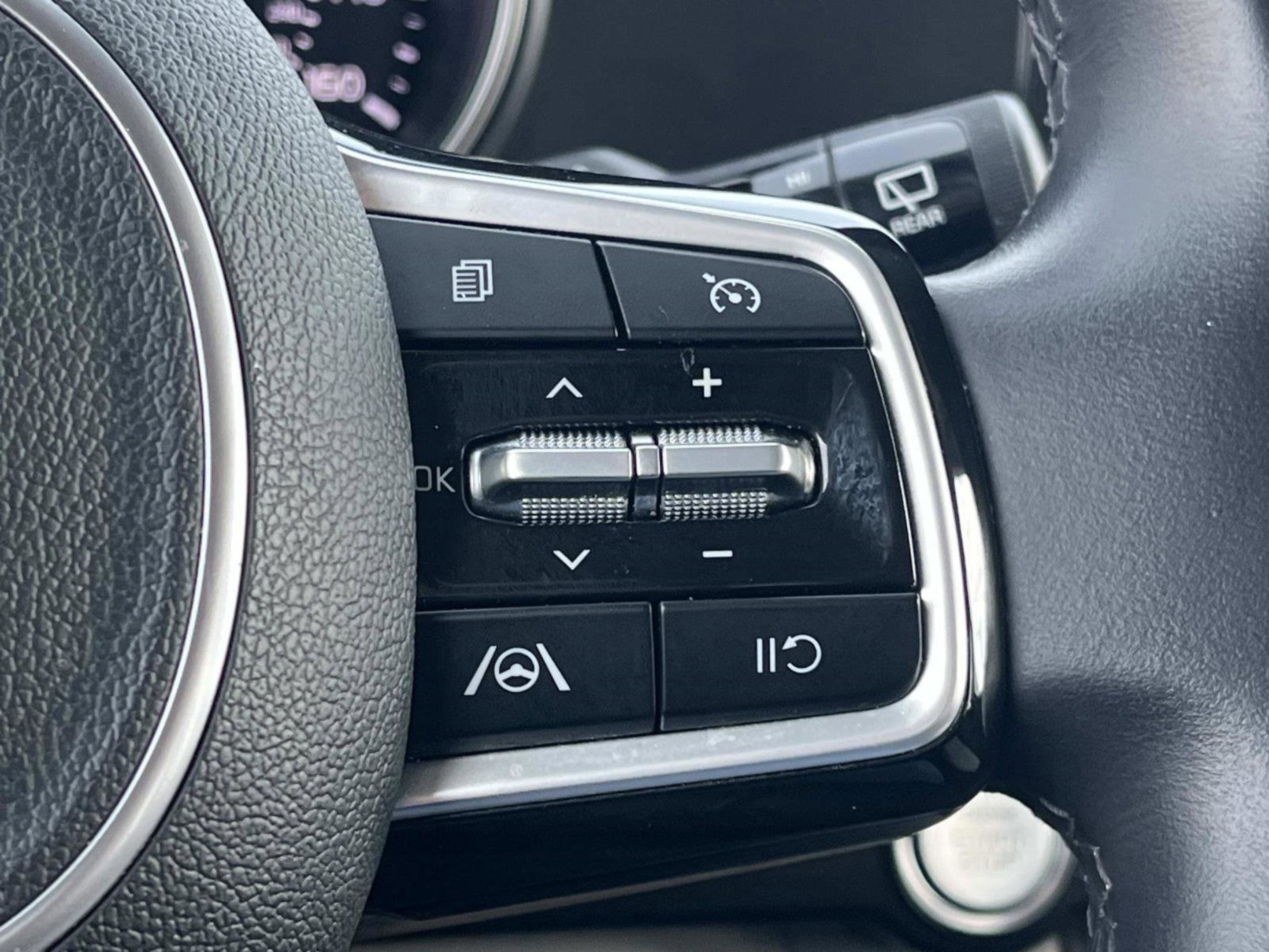 Used 2024 Kia Carnival LX image 34