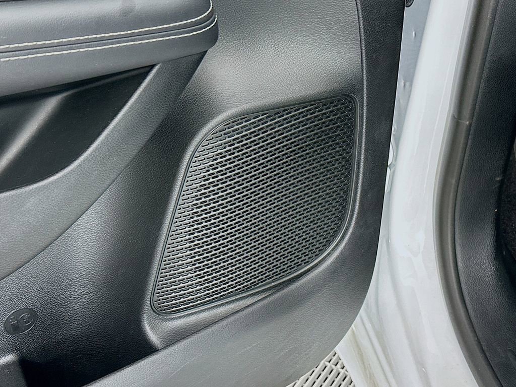 Used 2025 Chrysler Pacifica Select FWD image 25