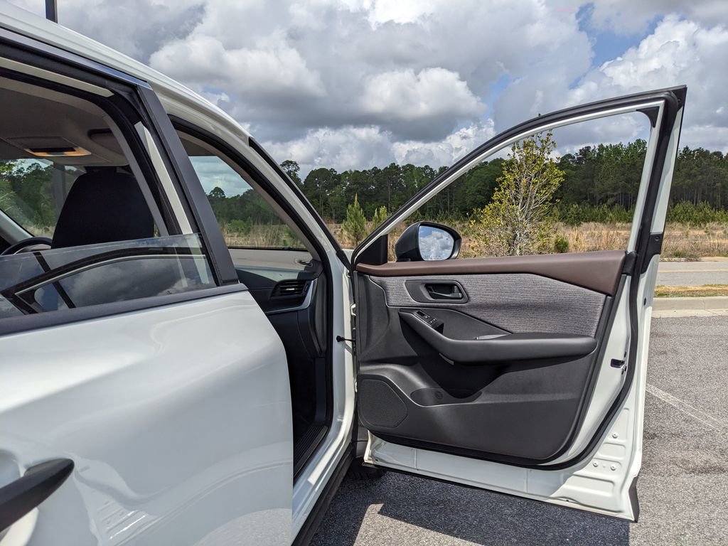 Used 2023 Nissan Rogue S image 53
