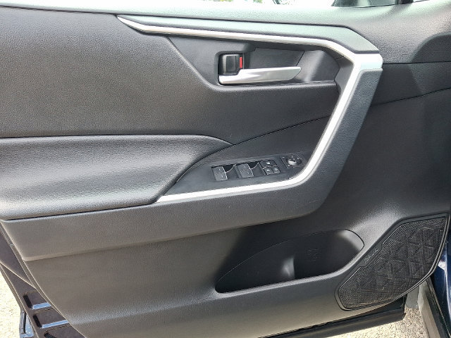 Used 2025 Toyota RAV4 XLE AWD/4WD image 12
