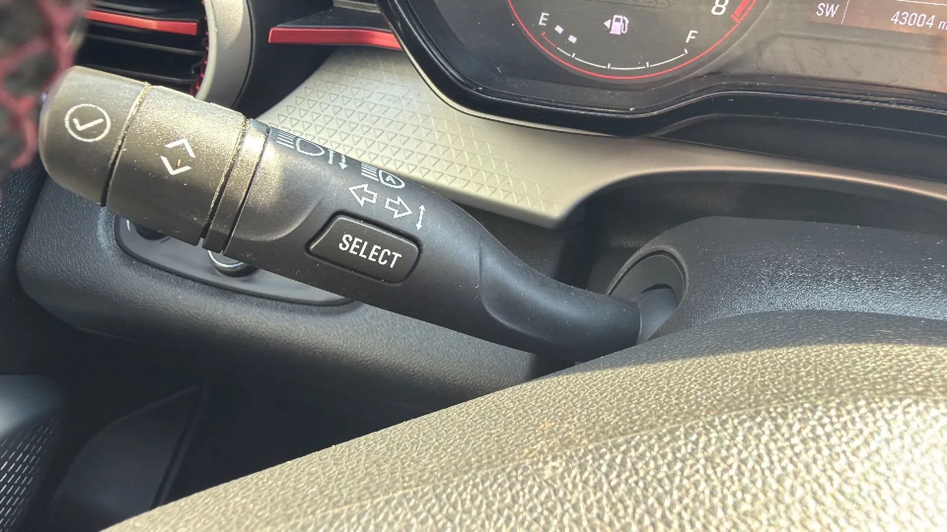 Used 2025 Chevrolet Trax RS FWD image 14