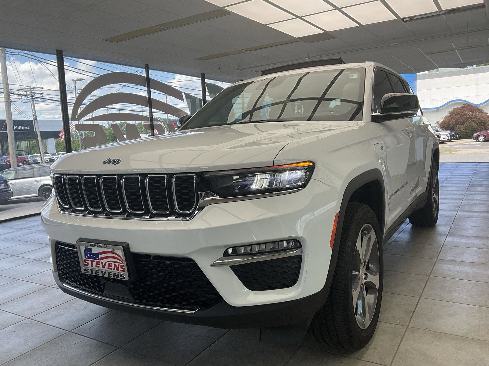 Used 2024 Jeep Grand Cherokee Limited 4xe image 3