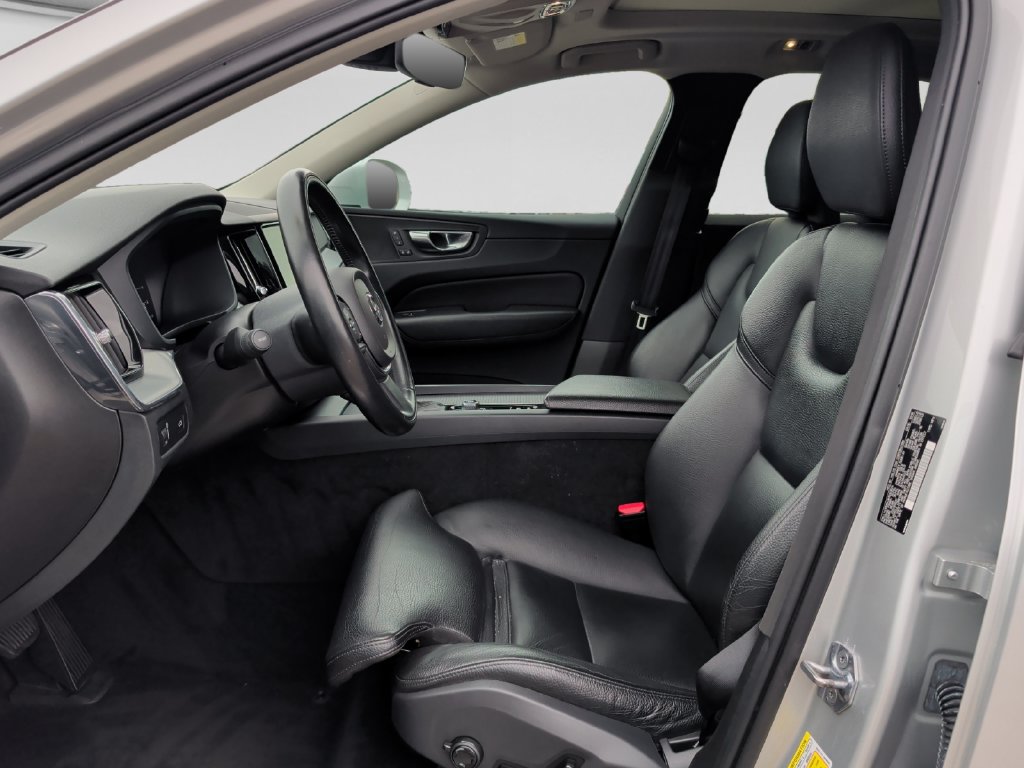 Used 2019 Volvo XC60 T5 Momentum w/ Premium Package AWD/4WD image 16
