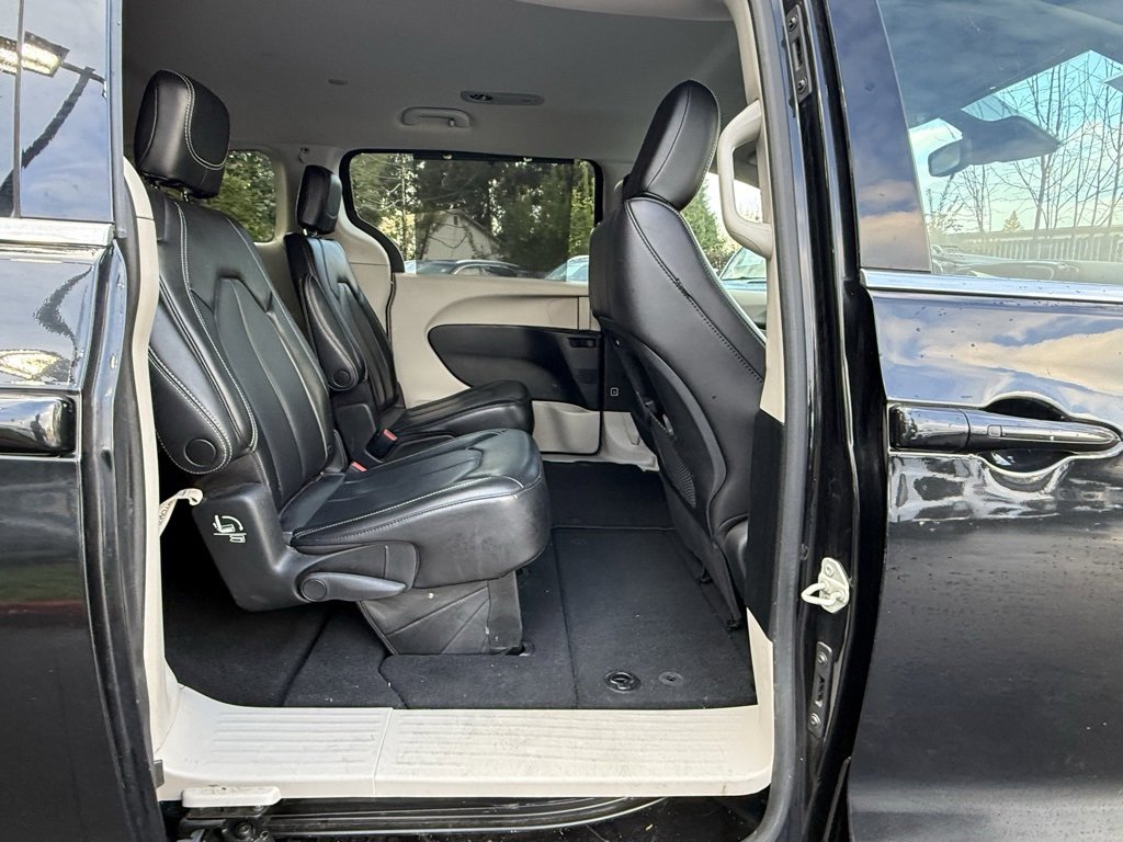 Used 2023 Chrysler Pacifica Touring-L image 23