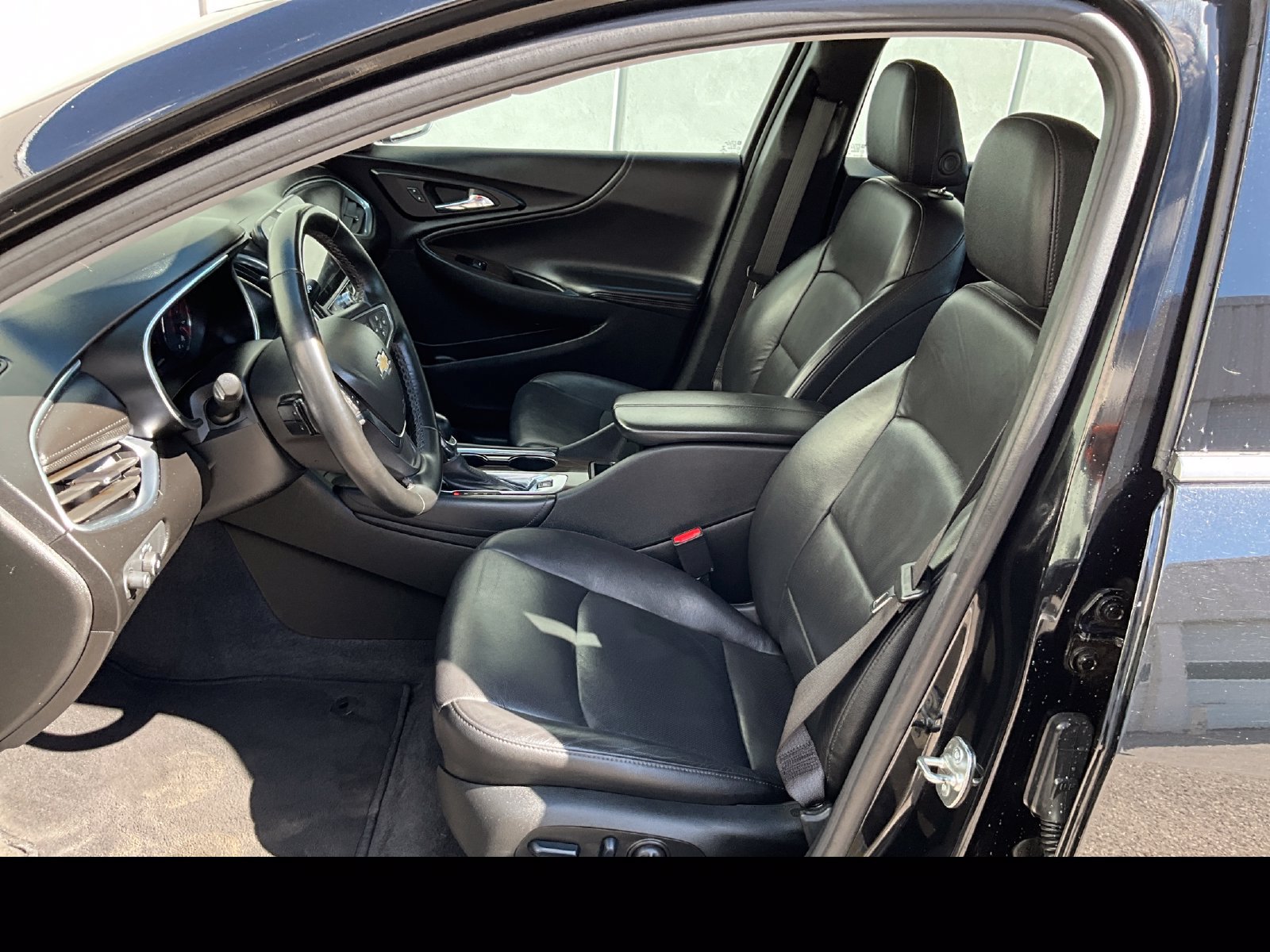 Used 2024 Chevrolet Malibu LT FWD image 2