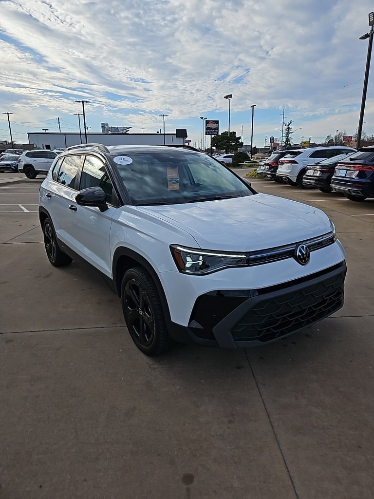 Used 2025 Volkswagen Taos SE image 3