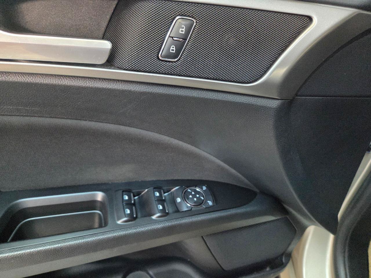 Used 2017 Ford Fusion SE w/ Equipment Group 201A AWD/4WD image 25