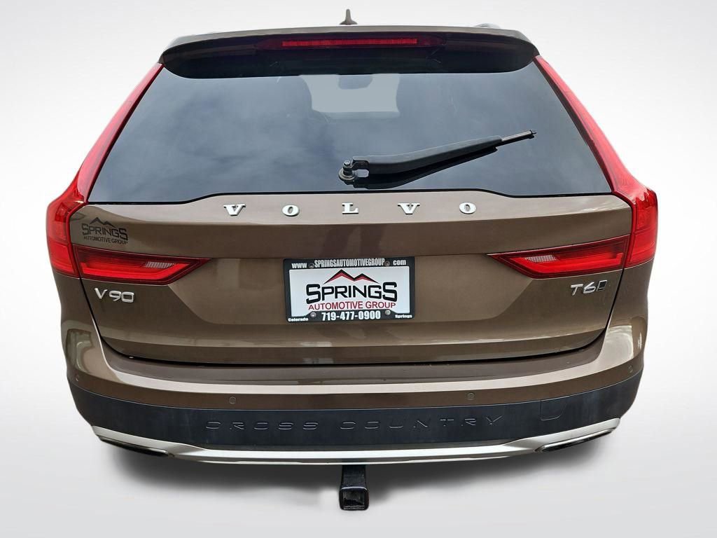 Used 2018 Volvo V90 T6 Cross Country w/ Convenience Package image 4