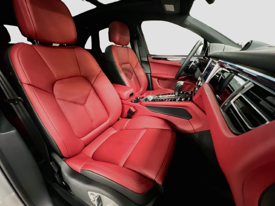 Certified 2025 Porsche Macan AWD/4WD image 30