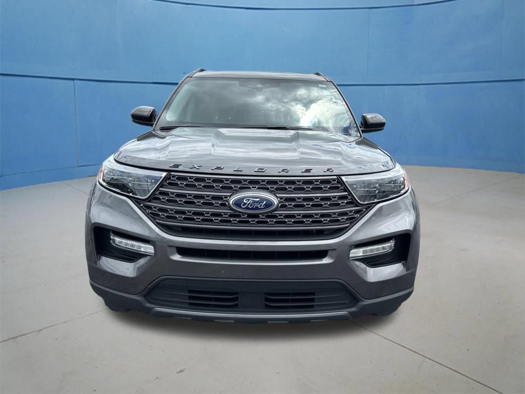 Used 2023 Ford Explorer XLT w/ Equipment Group 202A AWD/4WD image 4