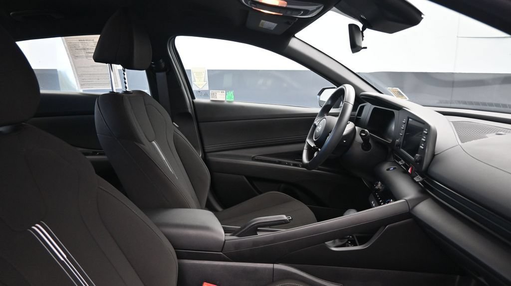 Certified 2025 Hyundai Elantra Sport FWD image 10