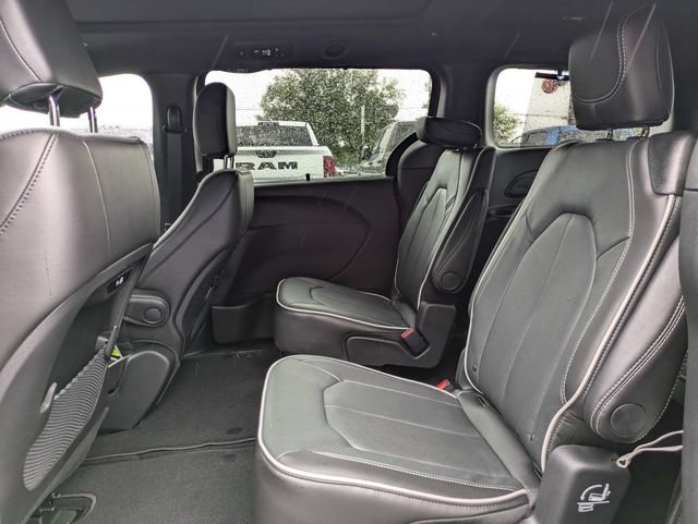 New 2027 Chrysler Pacifica Limited w/ Family Tech Group AWD/4WD image 15