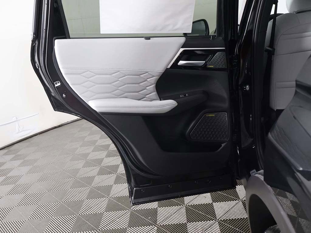 New 2025 Mitsubishi Outlander AWD image 32