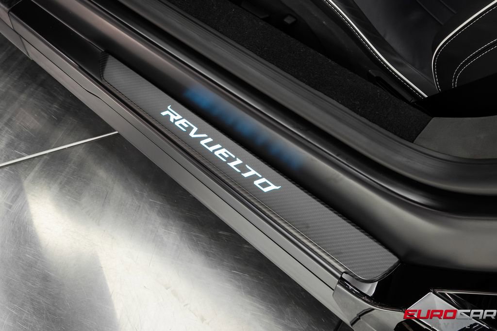 Used 2025 Lamborghini Revuelto image 45
