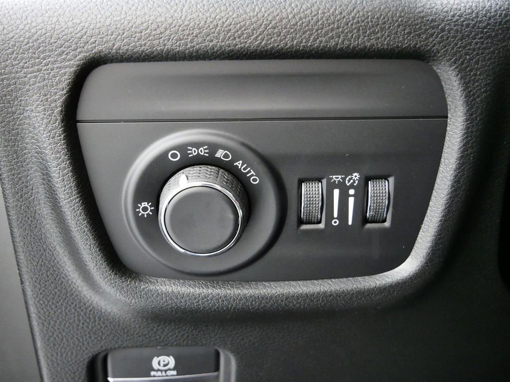 Used 2024 Jeep Grand Cherokee Altitude image 39