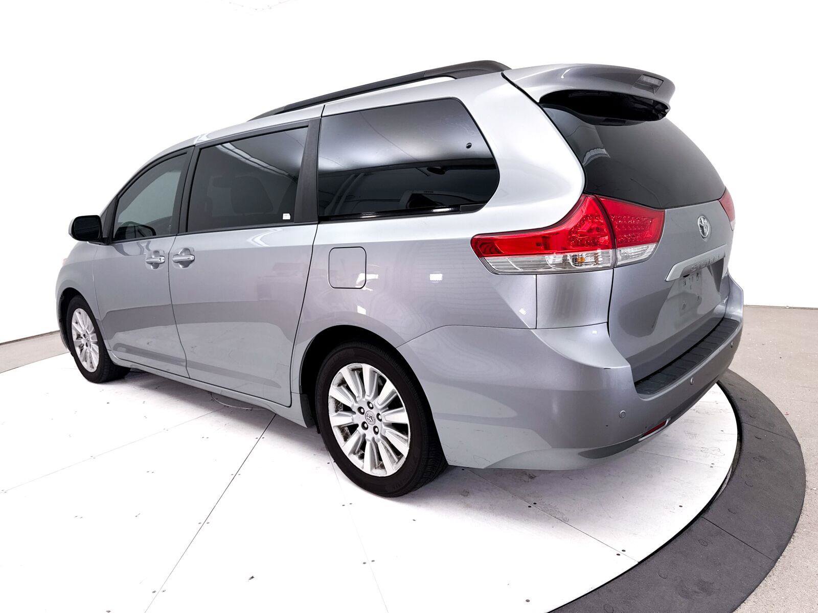 Used 2012 Toyota Sienna Limited w/ Premium Pkg FWD image 10