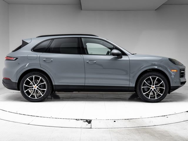 Certified 2025 Porsche Cayenne AWD/4WD image 32