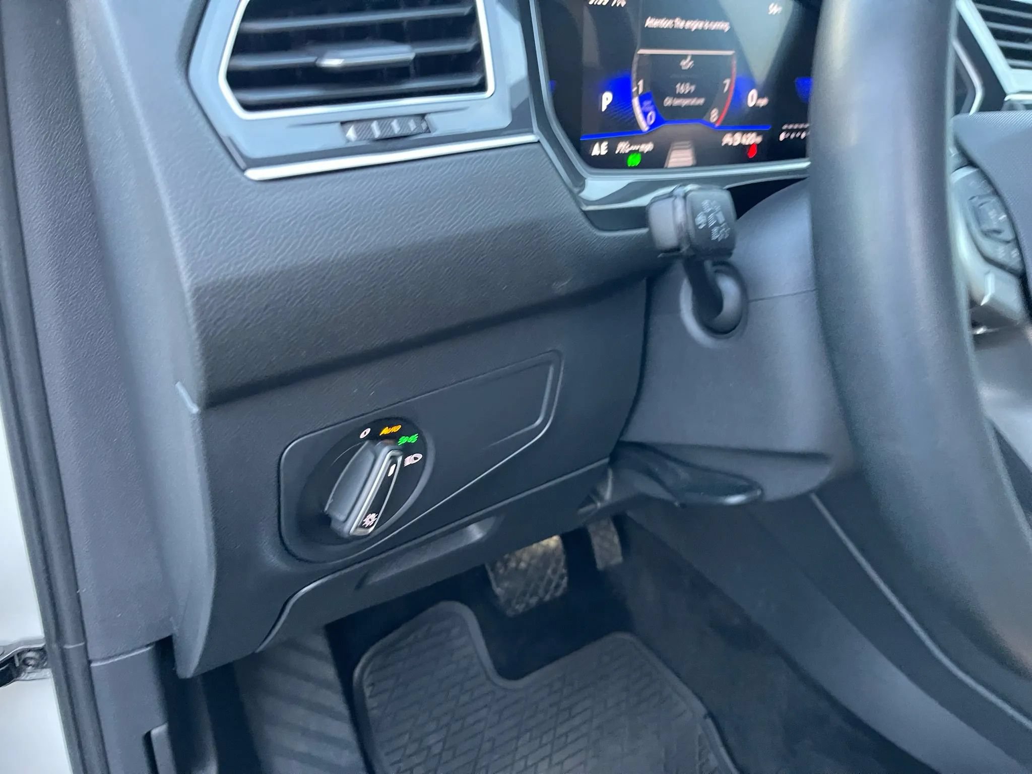 Used 2024 Volkswagen Tiguan SE AWD/4WD image 19