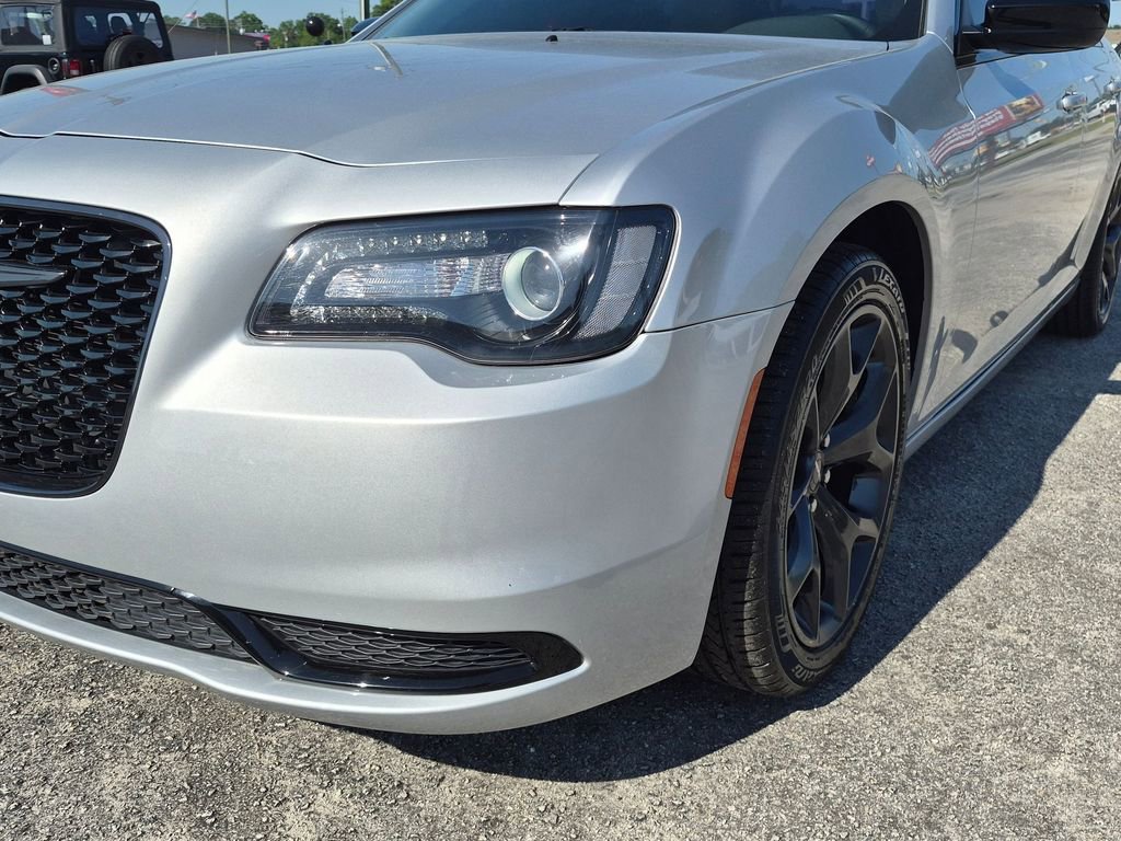 Used 2022 Chrysler 300 Touring w/ Sport Appearance Package image 9