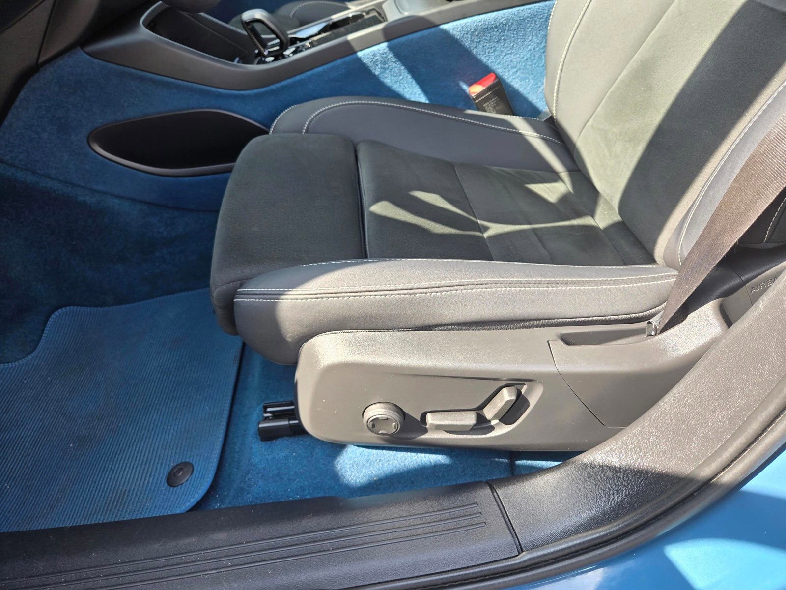 Certified 2023 Volvo C40 P8 Recharge Ultimate w/ Protection Package Premier image 13