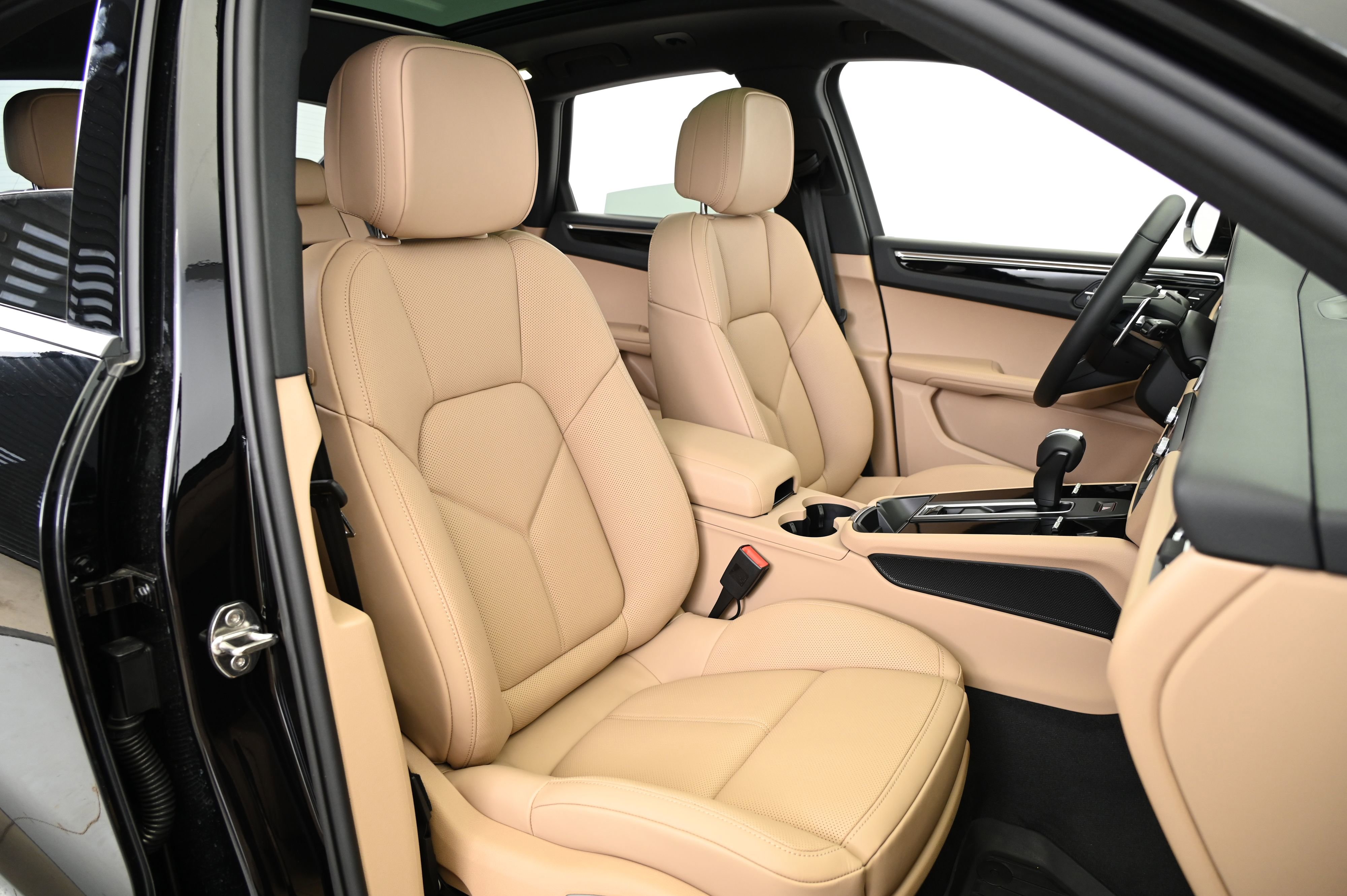 Certified 2025 Porsche Macan image 29