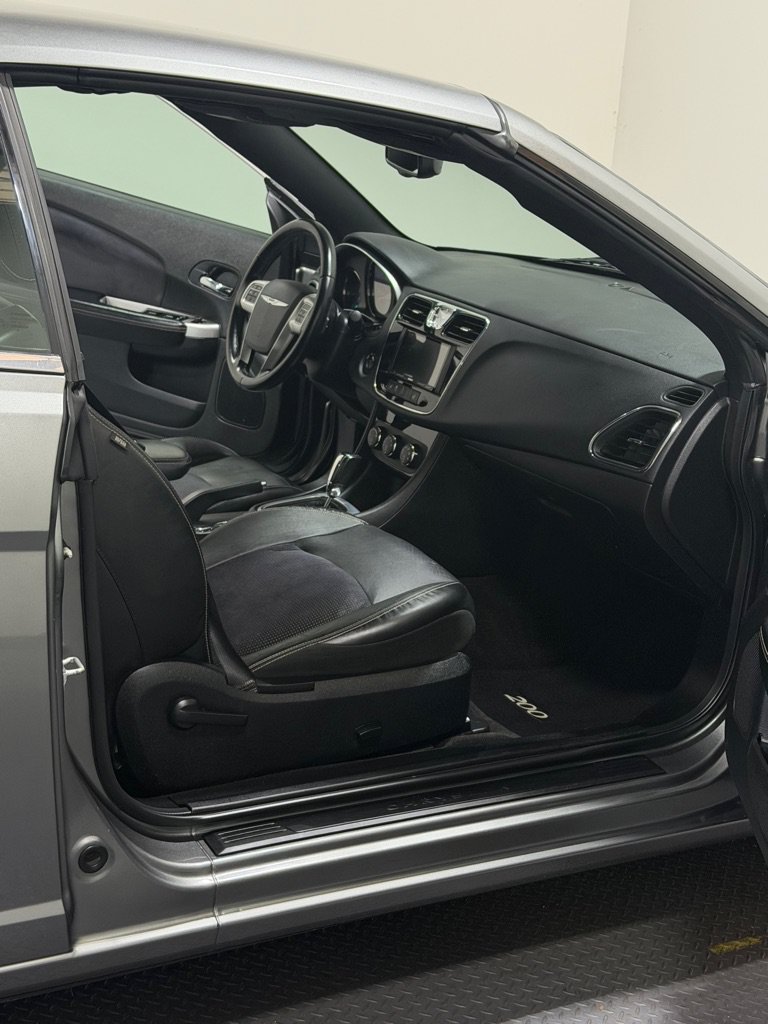 Used 2011 Chrysler 200 S FWD image 9