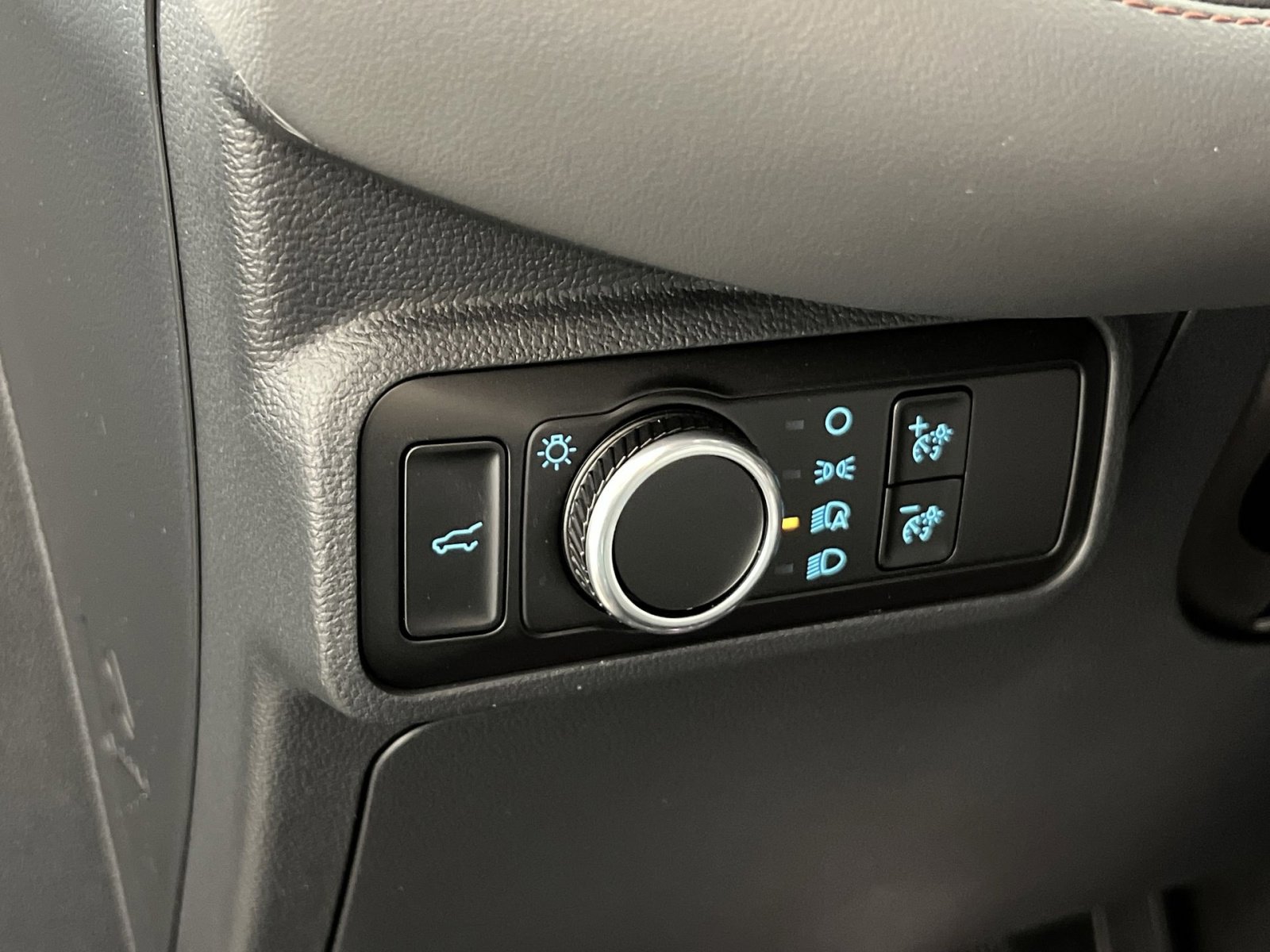 Used 2025 Ford Explorer Active RWD image 33