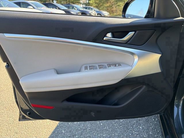 Used 2023 Genesis G70 2.0T image 16