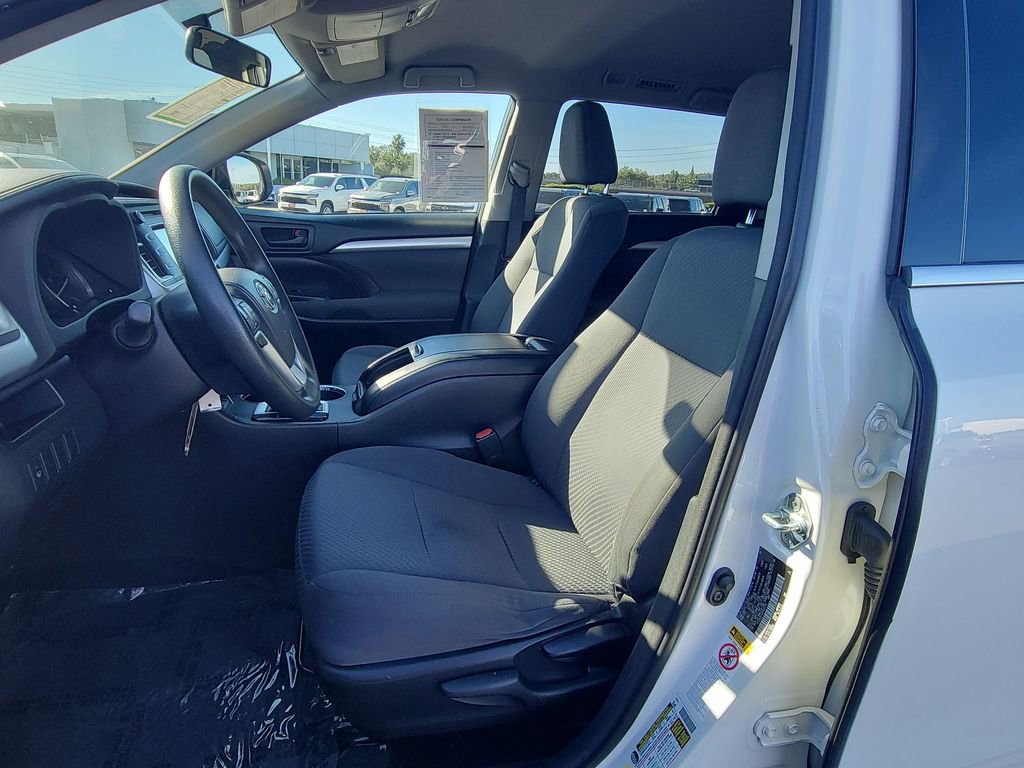 Used 2015 Toyota Highlander LE image 17