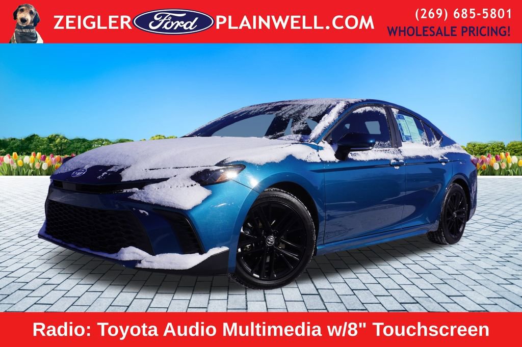 Used 2025 Toyota Camry SE image 1