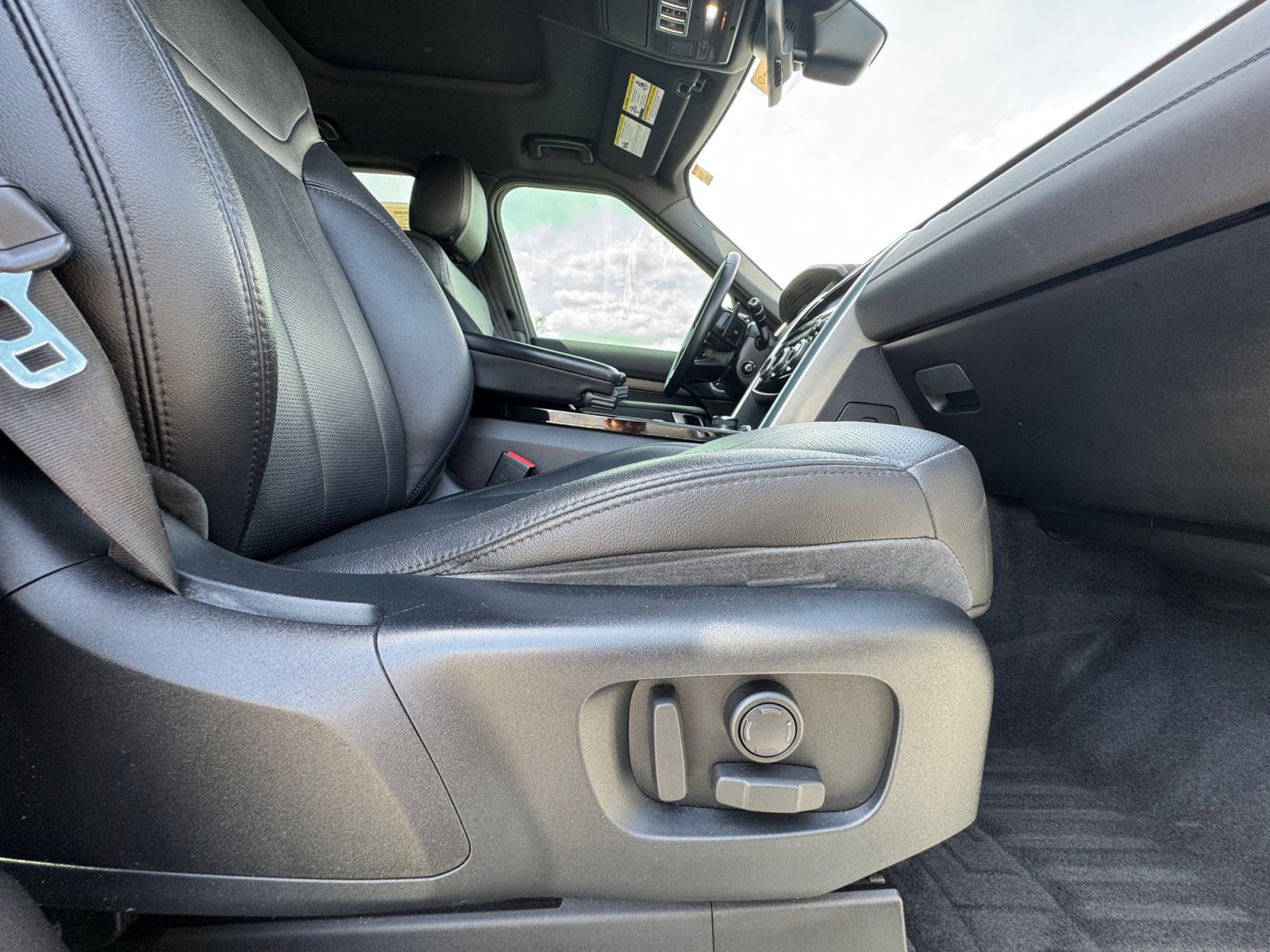 Used 2020 Land Rover Discovery HSE image 19